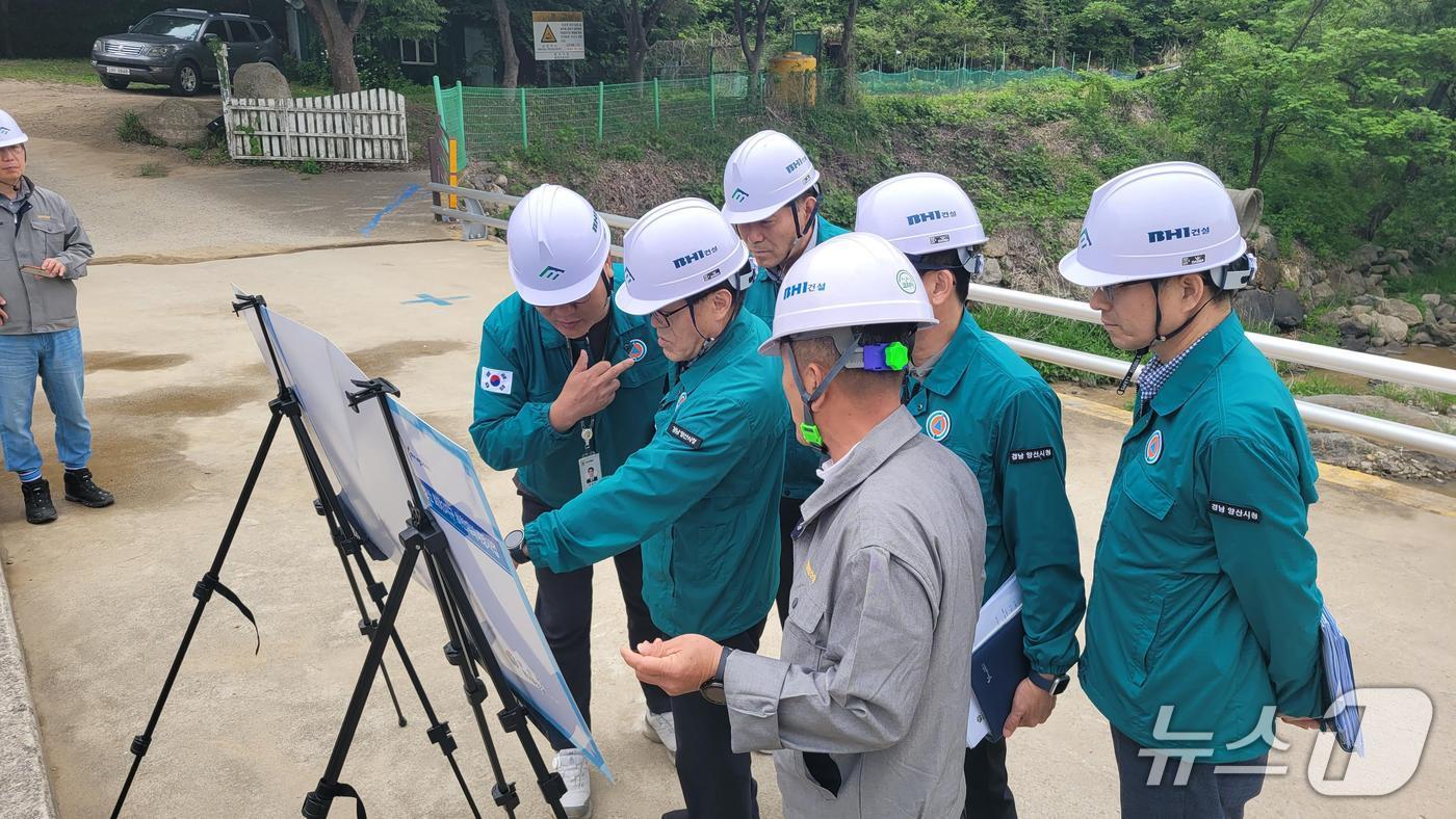 본문 이미지 - 조현옥 양산시 부시장이 22일 회야3지구 하천재해예방사업 현장을 찾아 현장 점검을 하고 있다. (양산시 제공. 재판매 및 DB 금지)