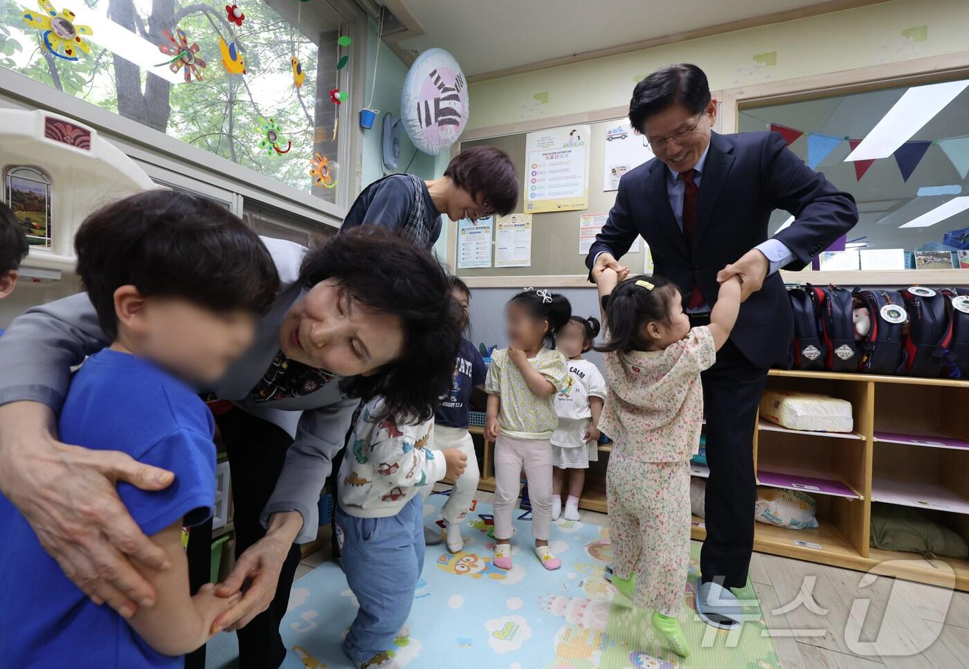 본문 이미지 - 김문수 국민의힘 대통령 후보와 설난영 여사가 22일 경기 광명시의 한 어린이집에서 아이들을 만나고 있다. (공동취재) 2025.5.22/뉴스1 ⓒ News1 이광호 기자