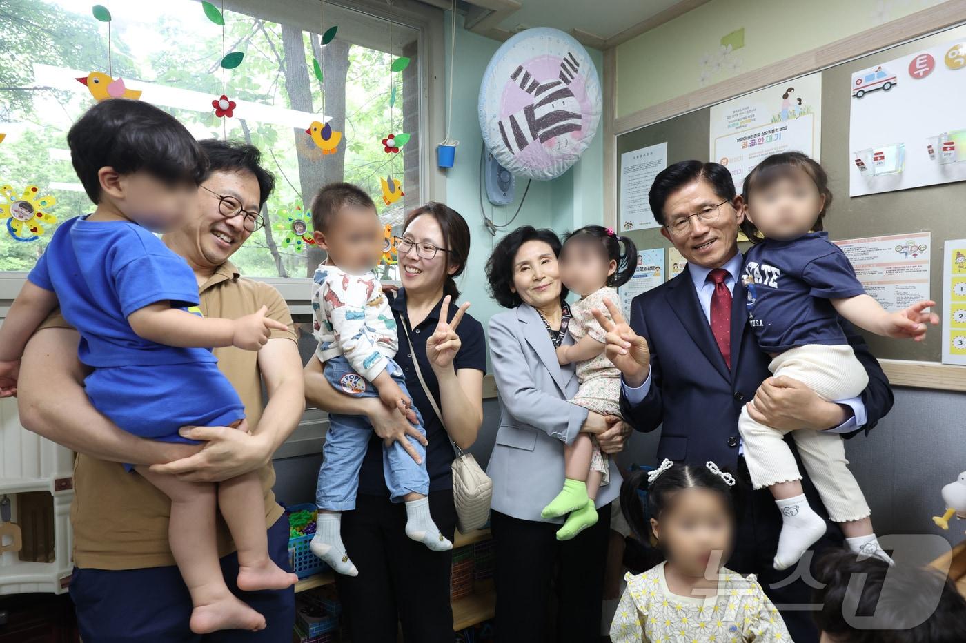 김문수 국민의힘 대통령 후보와 설난영 여사, 딸 김동주 씨, 사위가 지난 22일 경기 광명시의 한 어린이집에서 아이들을 만나고 있다. &#40;공동취재&#41; 2025.5.22/뉴스1 ⓒ News1 이광호 기자