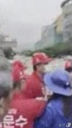 본문 이미지 - 22일 오전 8시 45분쯤 창원시 진해구 석동 3호 광장에서 출근길 아침인사를 하던 더불어민주당과 국민의힘 선거운동원들이 충돌하고 있다.(정순욱 창원시의원 제공. 재판매 및 DB금지)