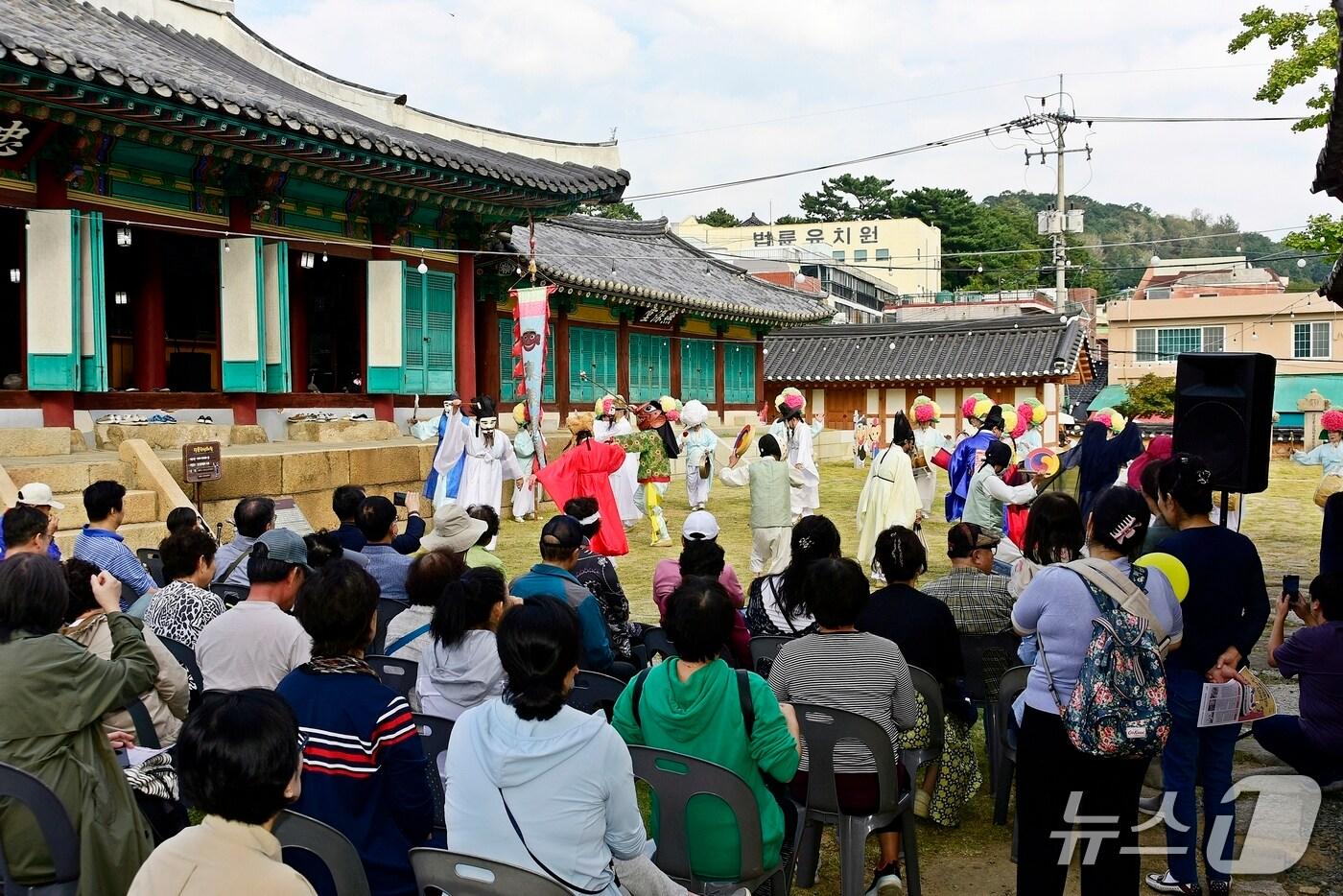 본문 이미지 - 부산 동래무형유산 캠프 무형유산 가족 나들이 프로그램이 진행되고 있다.(동래구 제공. 재판매 및 DB 금지)