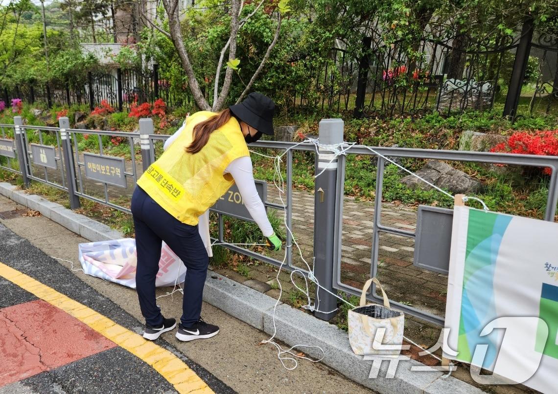 본문 이미지 - 광주시 광고물 단속반이 불법 현수막을 정비하고 있다.&#40;광주시 제공. 재판매 및 DB 금지&#41; ⓒ