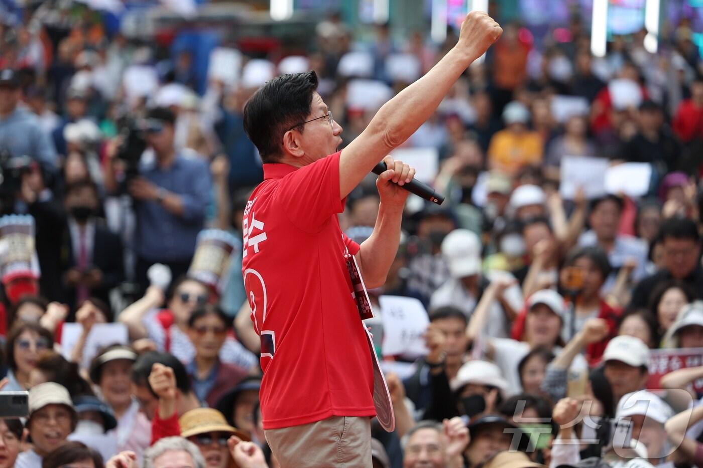 본문 이미지 - 김문수 국민의힘 대통령 후보가 22일 경기 광명시 철산로데오거리에서 열린 유세에 참석해 지지를 호소하고 있다. (공동취재) 2025.5.22/뉴스1 ⓒ News1 이광호 기자