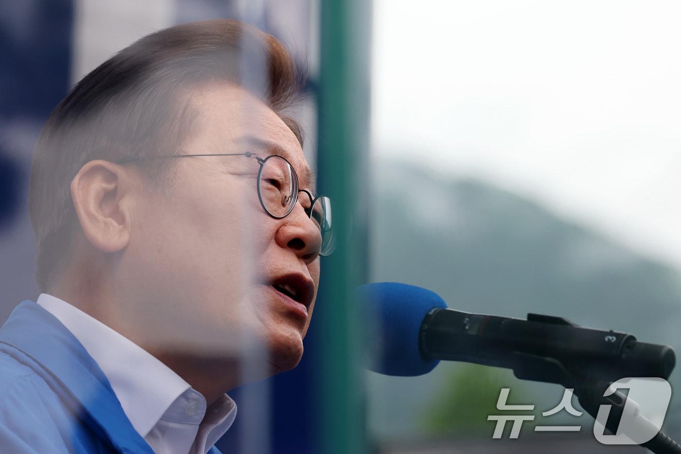 이재명 더불어민주당 대통령 후보가 22일 오후 경남 양산시 양산워터파크공원에서 시민들에게 지지를 호소하고 있다. (공동취재) 2025.5.22/뉴스1 ⓒ News1 이재명 기자