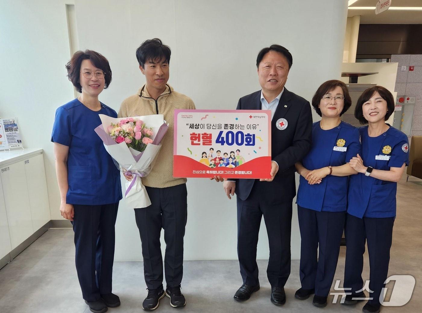 본문 이미지 - 지난 16일 전남 목포시 헌혈의집 목포센터에서 전남 무안에 거주하는 박종선(46) 씨가 400번째 헌혈을 달성해 기념사진을 찍고 있다.(광주전남혈액원 제공. 재판매 및 DB 금지)