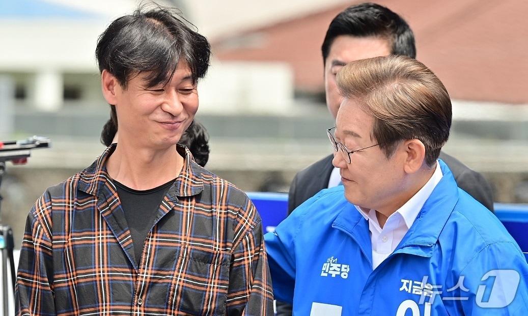본문 이미지 - 이재명 더불어민주당 대통령 후보가 22일 오전 제주동문시장 앞 탐라문화광장에서 배우 박혁권과 함께 유세를 하고 있다.(제주도사진기자회. 재판매 및 DB 금지) 2025.5.22/뉴스1 ⓒ News1 오미란 기자