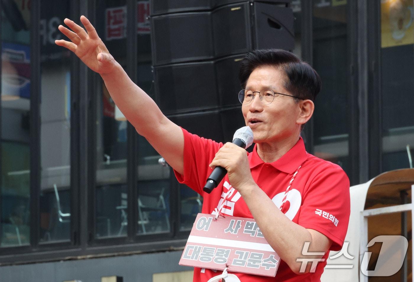 김문수 국민의힘 대통령 후보가 22일 오후 경기 광명시 철산동 철산로데오거리에서 가진 유세에서 시민들에게 지지를 호소하고 있다. 2025.5.22/뉴스1 ⓒ News1 이광호 기자