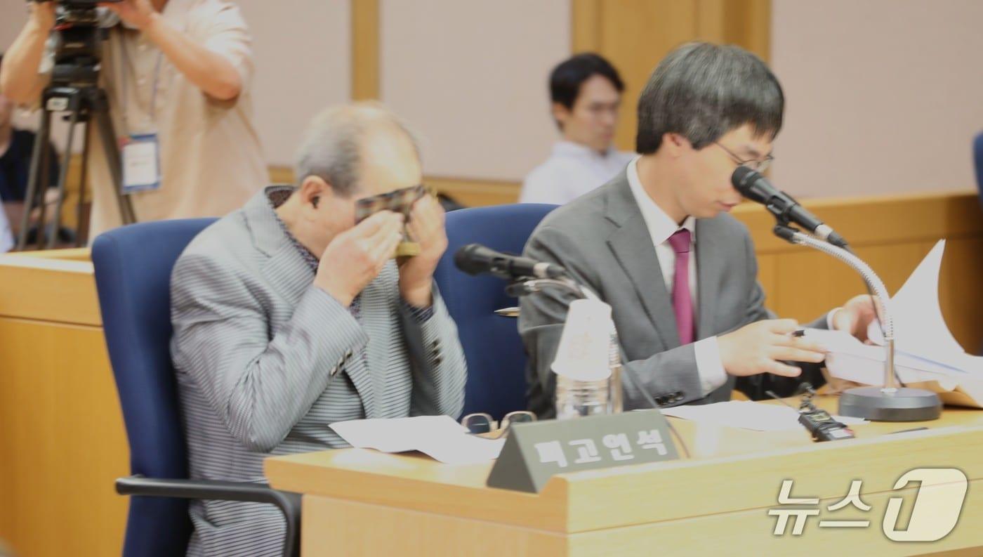 본문 이미지 - 22일 오후 경기 고양시 사법연수원 형사모의법정에서 열린 직권재심에서 손수건으로 눈물을 훔치는 강택심 씨(92).2025.5.22/뉴스1 ⓒ News1 강승남 기자
