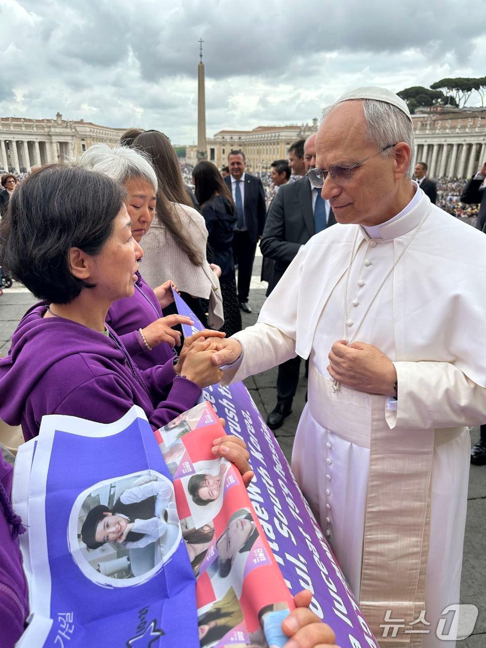 본문 이미지 - 이태원 참사 유가족들이 21일&#40;현지시간&#41; 바티칸 성 베드로 광장에서 레오 14세 교황을 알현하고 있다. 2025.05.22/뉴스1&#40;이태원참사 유가족협의회 제공&#41;