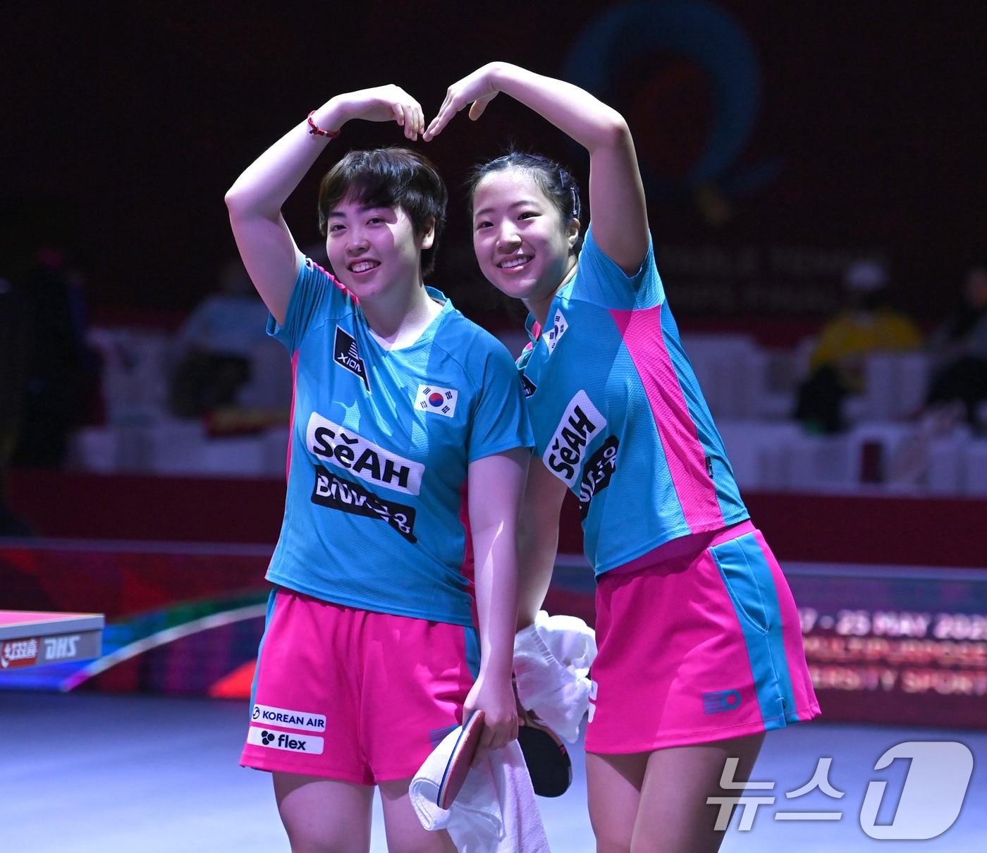 본문 이미지 - 신유빈, 유한나가 22일 카타르 도하 루사일 아레나에서 열린 2025 국제탁구연맹&#40;ITTF&#41; 세계선수권대회 여자복식 8강 일본 오도 사츠키 - 요코이 사쿠라와 경기 승리 후 환호하고 있다. 2025.5.22/뉴스1 ⓒ News1 사진공동취재단