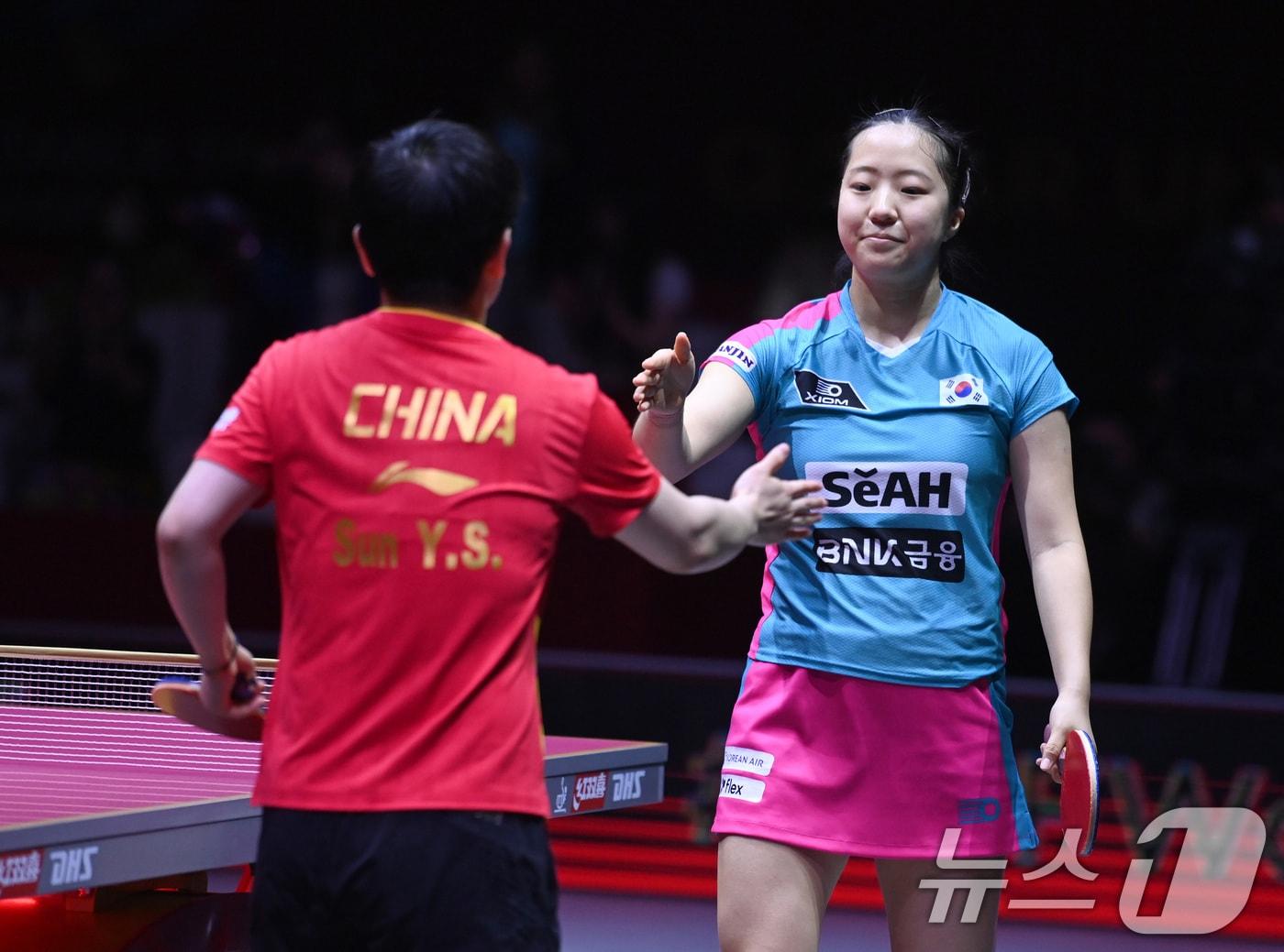 본문 이미지 - 신유빈이 22일&#40;현지시간&#41; 카타르 도하 루사일 아레나에서 열린 2025 국제탁구연맹&#40;ITTF&#41; 세계선수권대회 여자단식 16강 중국 쑨잉사와 경기 후 인사를 하고 있다. 2025.5.23/뉴스1 ⓒ News1 사진공동취재단