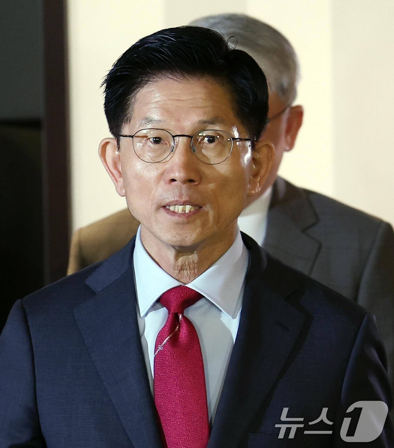 본문 이미지 - 김문수 국민의힘 대통령 후보가 23일 오전 서울 중구 더플라자호텔에서 열린 제3회 국가와 민족을 위한 조찬기도회에 참석하고 있다. 2025.5.23/뉴스1 ⓒ News1 오대일 기자