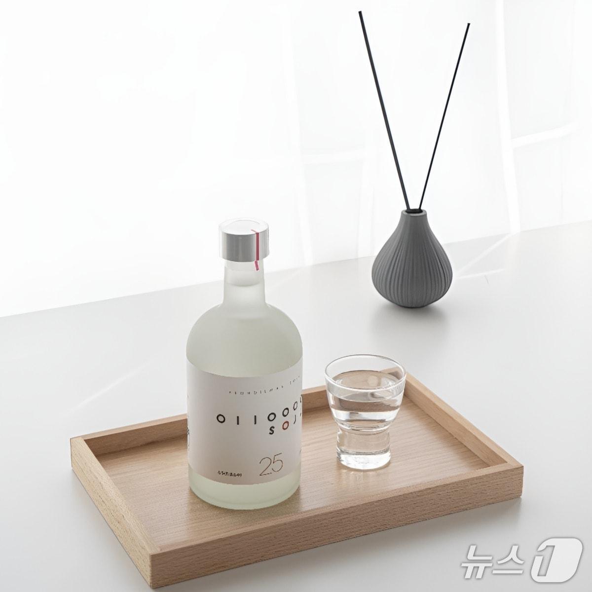 본문 이미지 - 롯데백화점 대구점은 오는 29일까지 지하 2층 식품관에서 포항의 증류주 브랜드 '영일만 소주' 팝업스토어(임시매장)를 운영한다. 사진은 '영일만 소주' 이미지컷.(롯데백화점 제공. 재판매 및 DB 금지)