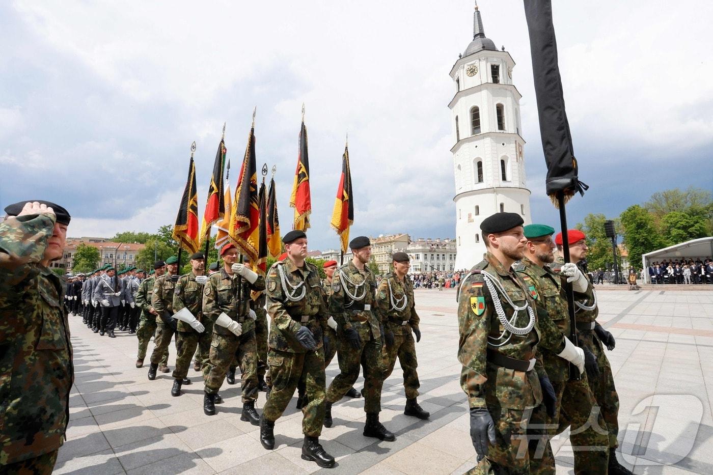 본문 이미지 - 22일(현지시간) 리투아니아 빌뉴스에서 독일 제45기갑여단 창설식이 열리고 있다.ⓒ AFP=뉴스1