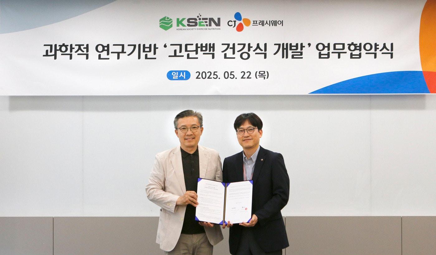 22일 서울 마포구 CJ프레시웨이 본사에서 최석중 CJ프레시웨이 FS사업담당과 (왼쪽)임기원 사단법인 한국운동영양학회 이사장이 기념사진 촬영에 임하고 있다.(CJ프레시웨이 제공) 