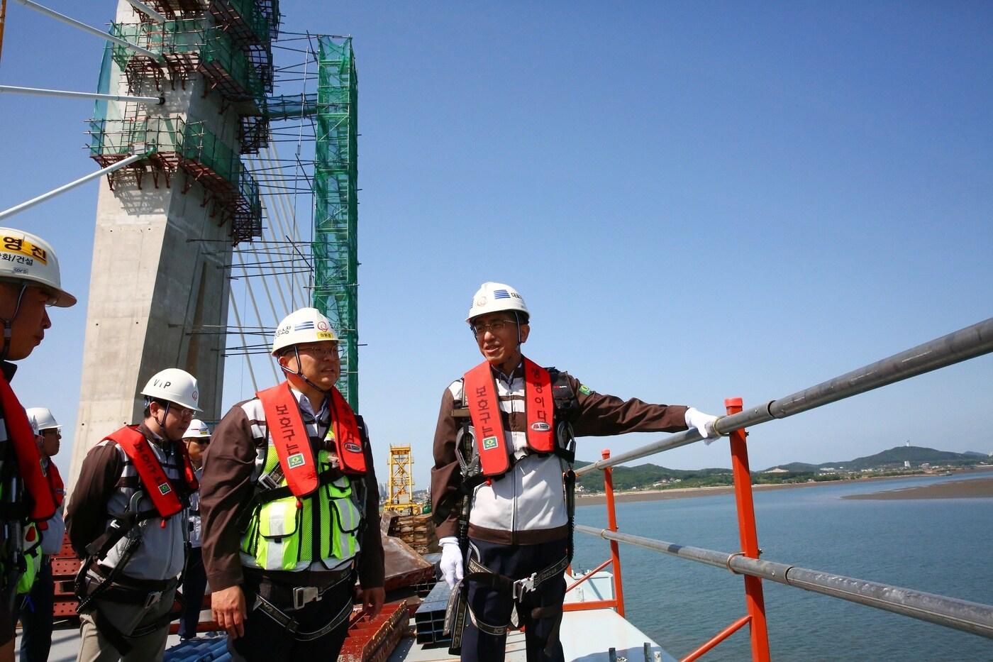한화 건설부문 김승모 대표이사(오른쪽 첫번째)가 제3연륙교 현장을 방문해 안전 시설물 설치 상태를 점검하고 있다(한화 건설부문 제공).