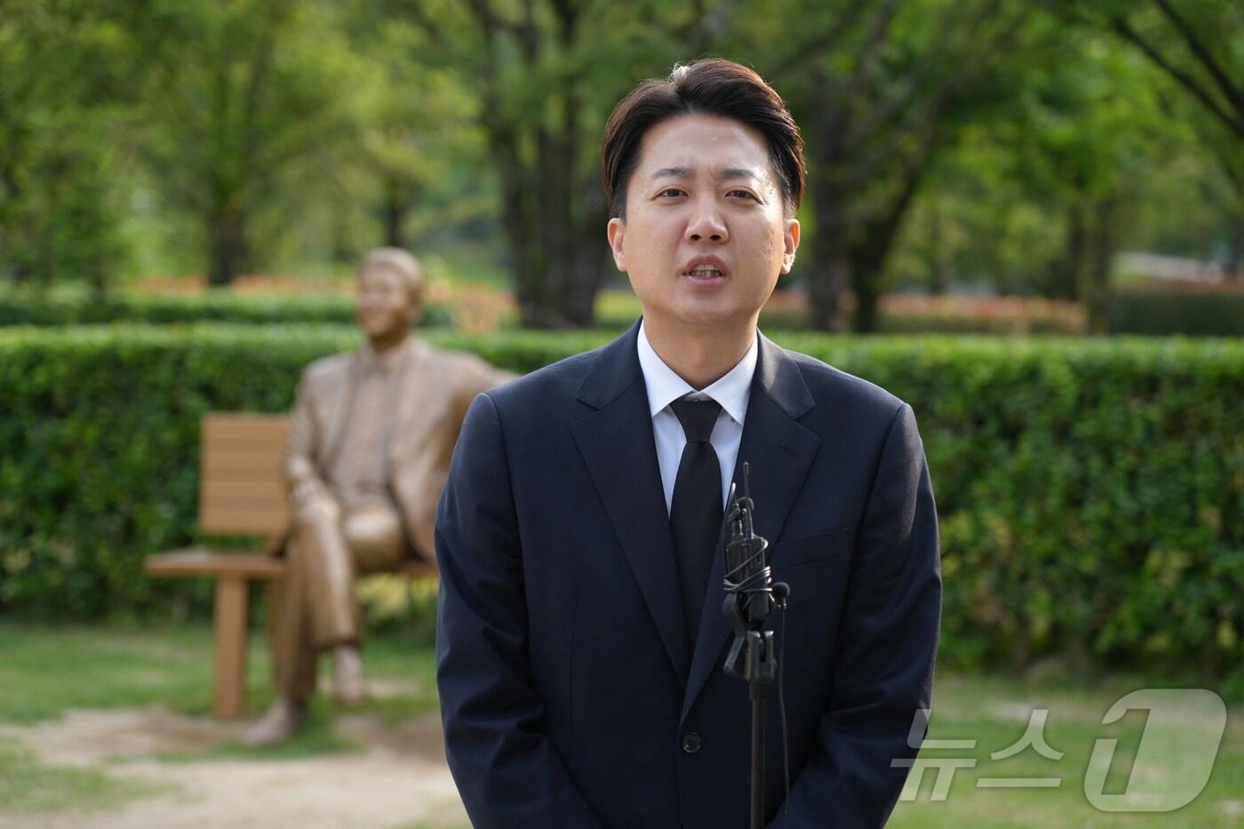 이준석 개혁신당 대통령 후보가 고 노무현 전 대통령 16주기인 23일 오전 경남 김해시 봉하마을 노 전 대통령 묘역을 찾아 참배한 뒤 취재진 질문에 답하고 있다. (개혁신당 제공, 재판매 및 DB 금지) 2025.5.23/뉴스1