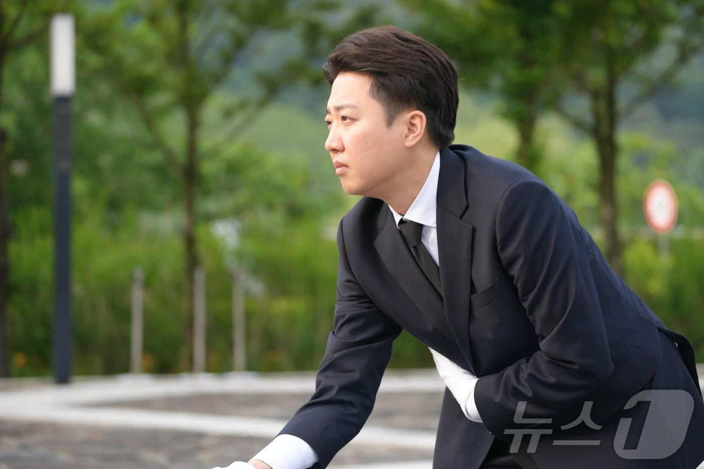 이준석 개혁신당 대통령 후보가 고 노무현 전 대통령 16주기인 23일 오전 경남 김해시 봉하마을 노 전 대통령 묘역을 찾아 참배하고 있다. &#40;개혁신당 제공, 재판매 및 DB 금지&#41; 2025.5.23/뉴스1