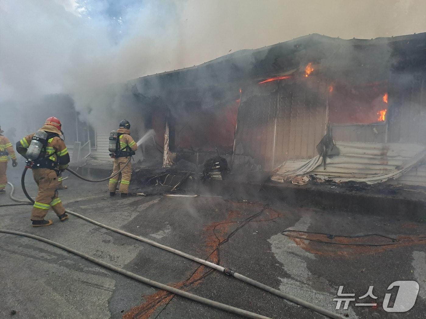 본문 이미지 - 22일 오후 6시 8분께 전북 남원시 주천면 한 단독주택에서 불이 났다.(전북소방 제공. 재판매 및 DB금지)