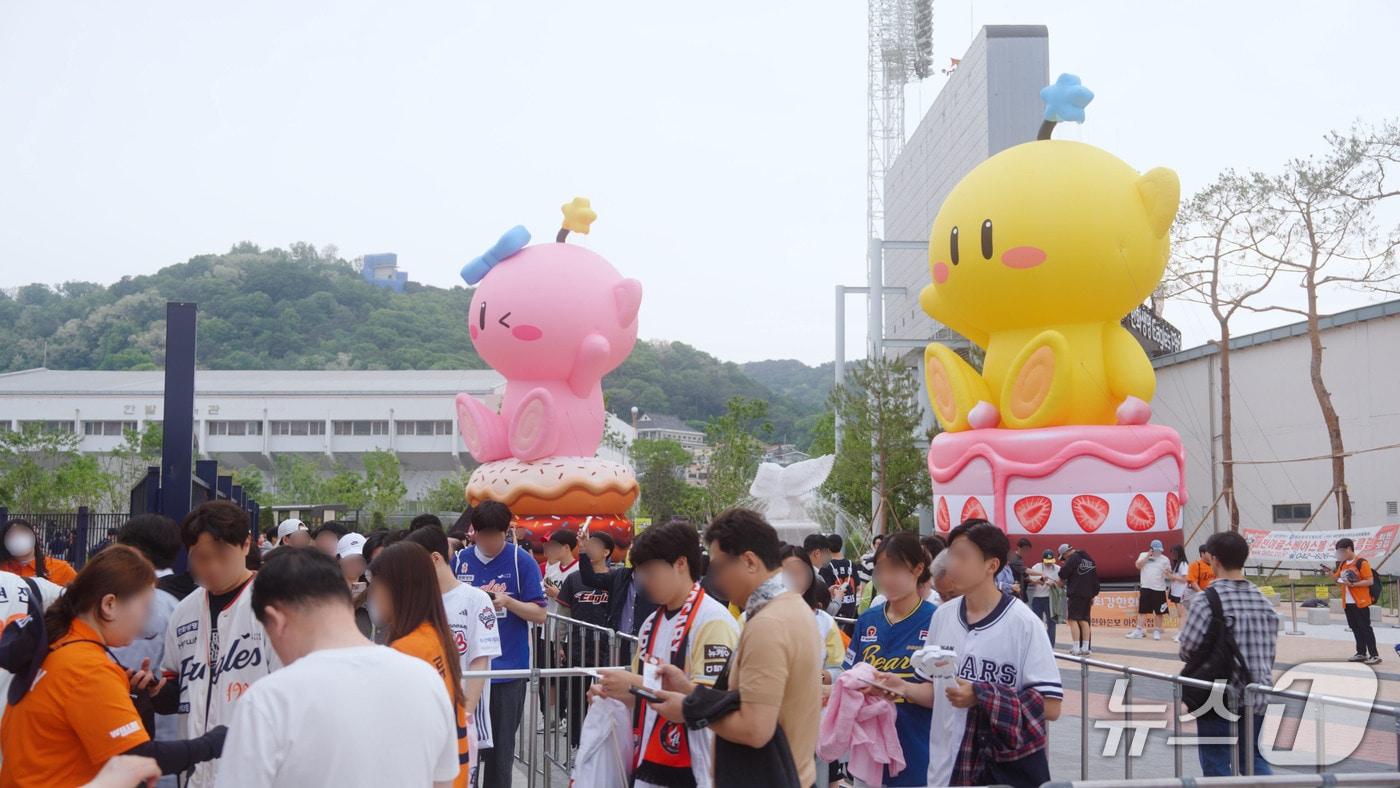 본문 이미지 - 대전 한화생명 볼파크에 설치된 꿈돌이·꿈순이 대형 조형물./(대전관광공사)/뉴스1