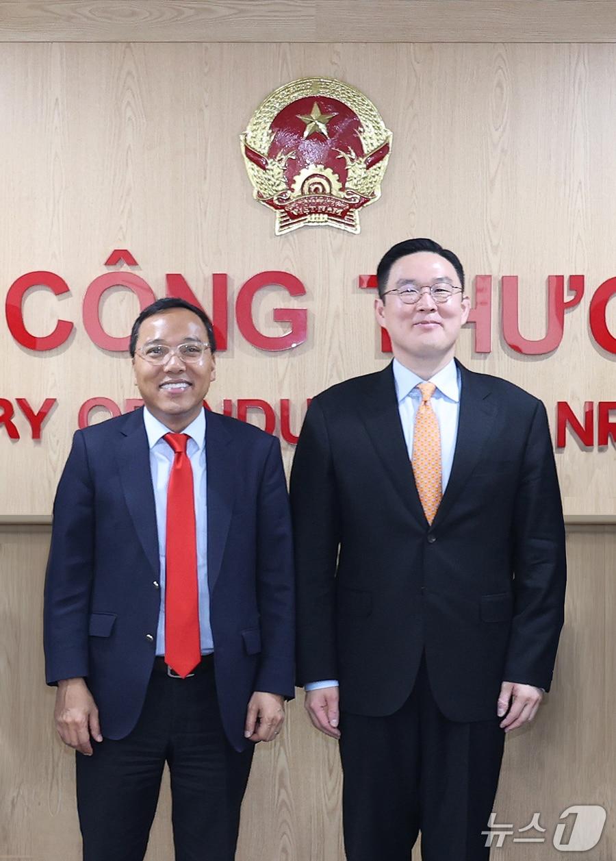 본문 이미지 - 구본규 LS전선 대표&#40;오른쪽&#41;와 응우옌 호앙 롱 베트남 산업자원통상부 차관&#40;LS에코에너지 제공&#41;. ⓒ 뉴스1