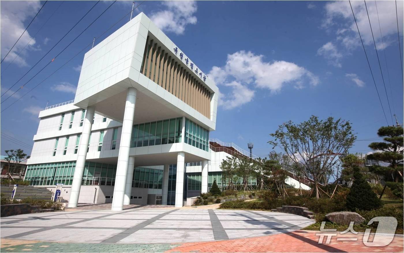 옥천군민도서관 전경 &#40;옥천군 제공. 재판매 및 DB금지&#41; /뉴스1 