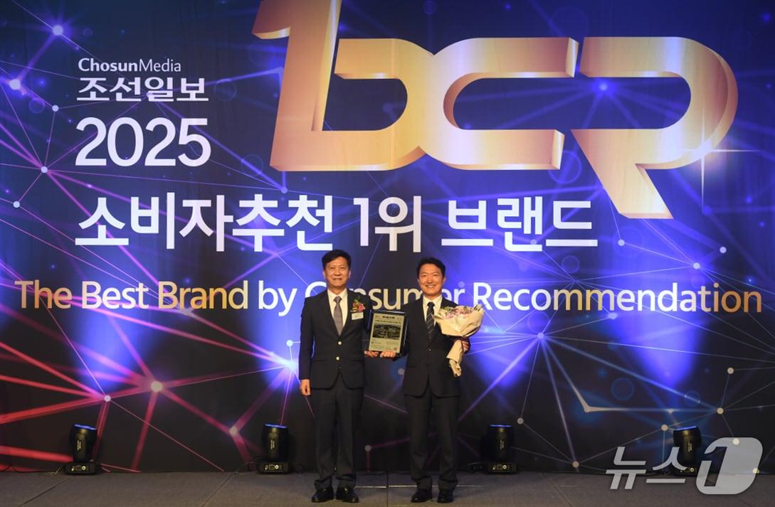 본문 이미지 - 우측부터 최임수 부총장, 전중옥 심사위원장(건양대 제공.재판매 및 DB금지)/뉴스1