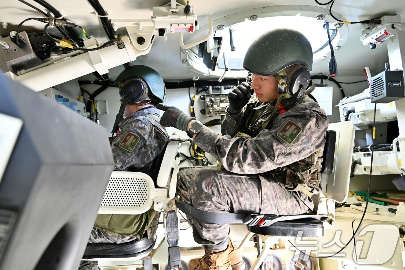 육군은 23일 각 병과학교에서 '신임장교 지휘참모과정' 교육훈련에 매진 중인 장병들의 모습을 공개했다. 육군포병학교 신임장교들이 K9자주포 실사격 훈련을 실시하고 있다. (육군 제공. 재판매 및 DB 금지) 2025.5.23/뉴스1