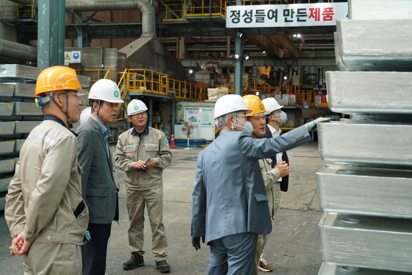 영풍 사외이사들이 봉화군 석포제련소 주조공장에서 아연괴 제품을 살펴보고 있다.(영풍 제공) 