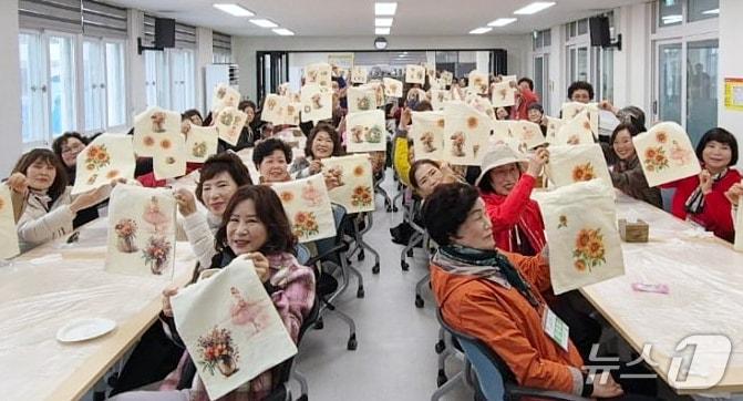 본문 이미지 - 공주시(시장 최원철)는 23일 농협네트웍스와 함께 도농교류 활성화를 위한 다양한 노력을 기울이며 농촌체험휴양마을의 활성화에 박차를 가하고 있다. (공주시 제공.재판매 및 DB금지)2025.5.23/뉴스1