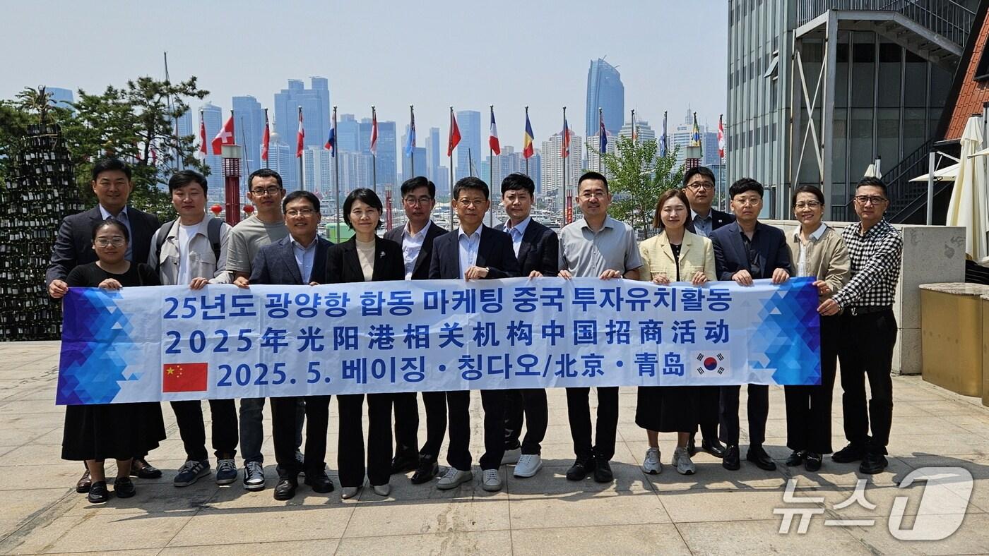 광양경자청 투자유치단이 중국 칭다오 코트라 기업 간담회 참석 기업들과 기념촬영을 하고있다(광양경자청 제공)   