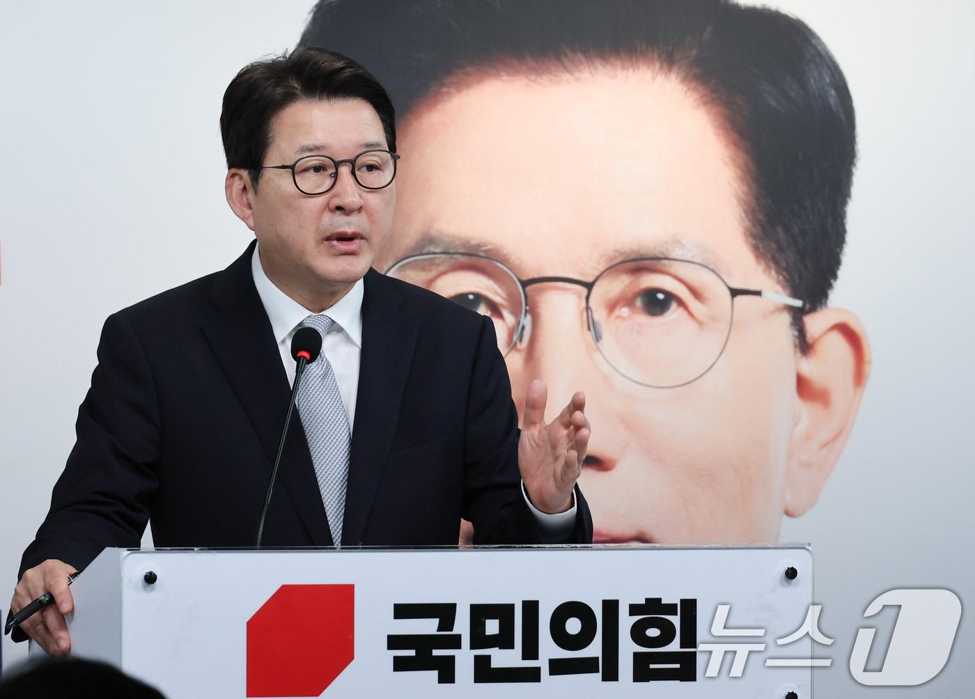 본문 이미지 - 신동욱 국민의힘 선거대책본부 대변인단 단장이 23일 오전 서울 여의도 당사에서 선거대책위원회 백브리핑을 하고 있다. 2025.5.23/뉴스1 ⓒ News1 안은나 기자
