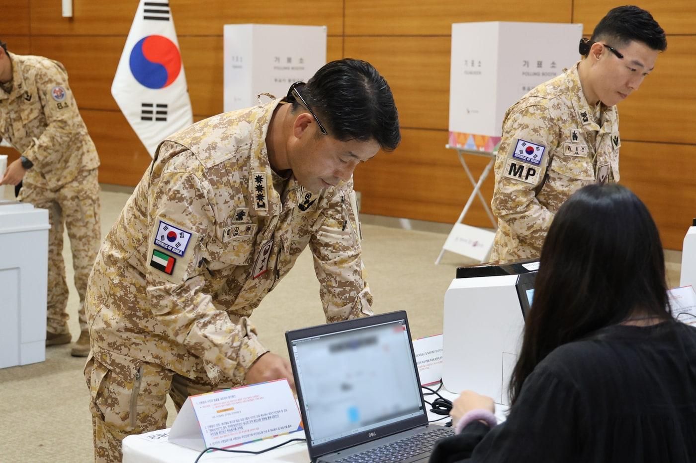 아크부대 장병들이 투표에 참여하고 있다.&#40;합동참모본부 제공&#41;