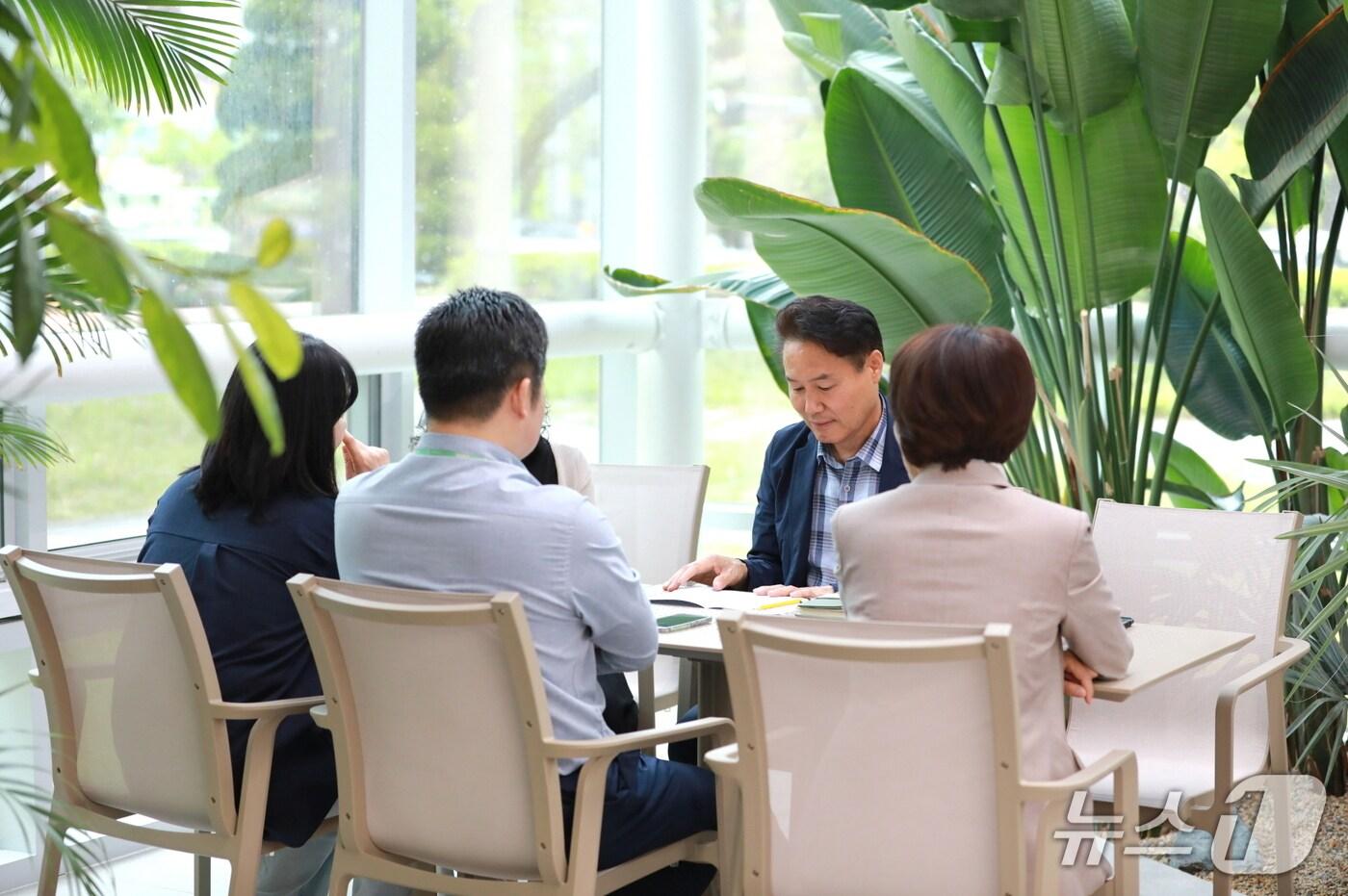 김원규 경기 수원시 특이민원대응전문관(오른쪽 두 번째)이 시 공직자와 상담하고 있다. (수원시 제공. 재판매 및 DB 금지) 2025.5.23/뉴스1 