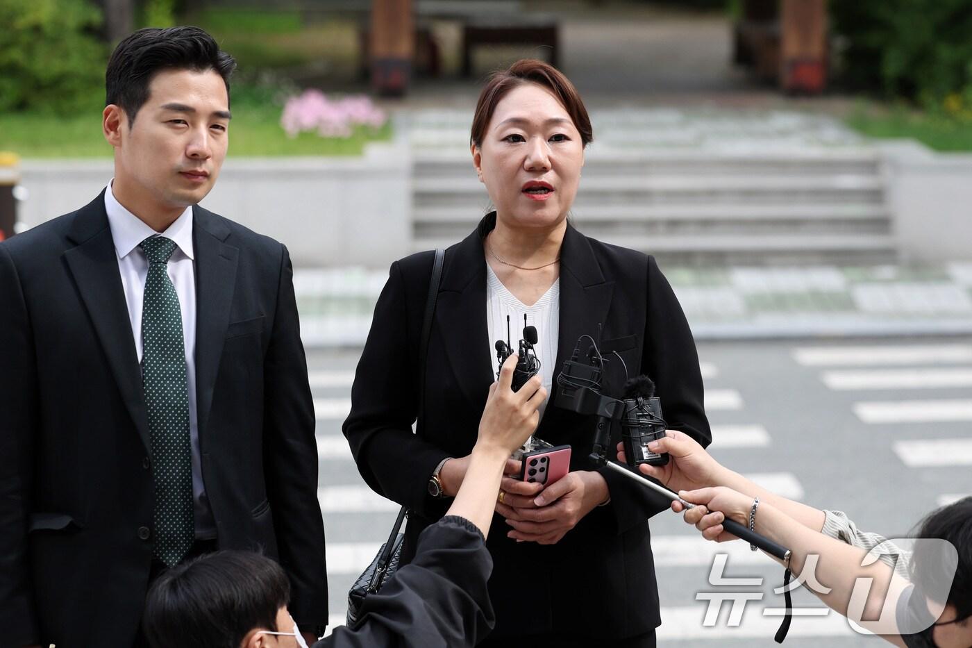 &#39;명태균 여론조사비용 대납 의혹&#39;과 관련해 홍준표 전 대구시장에 대한 폭로를 이어오고 있는 강혜경 전 미래한국연구소 부소장이 23일 오전 대구경찰청에 참고인 조사를 받기 위해 출석하고 있다. 2025.5.23/뉴스1 ⓒ News1 공정식 기자