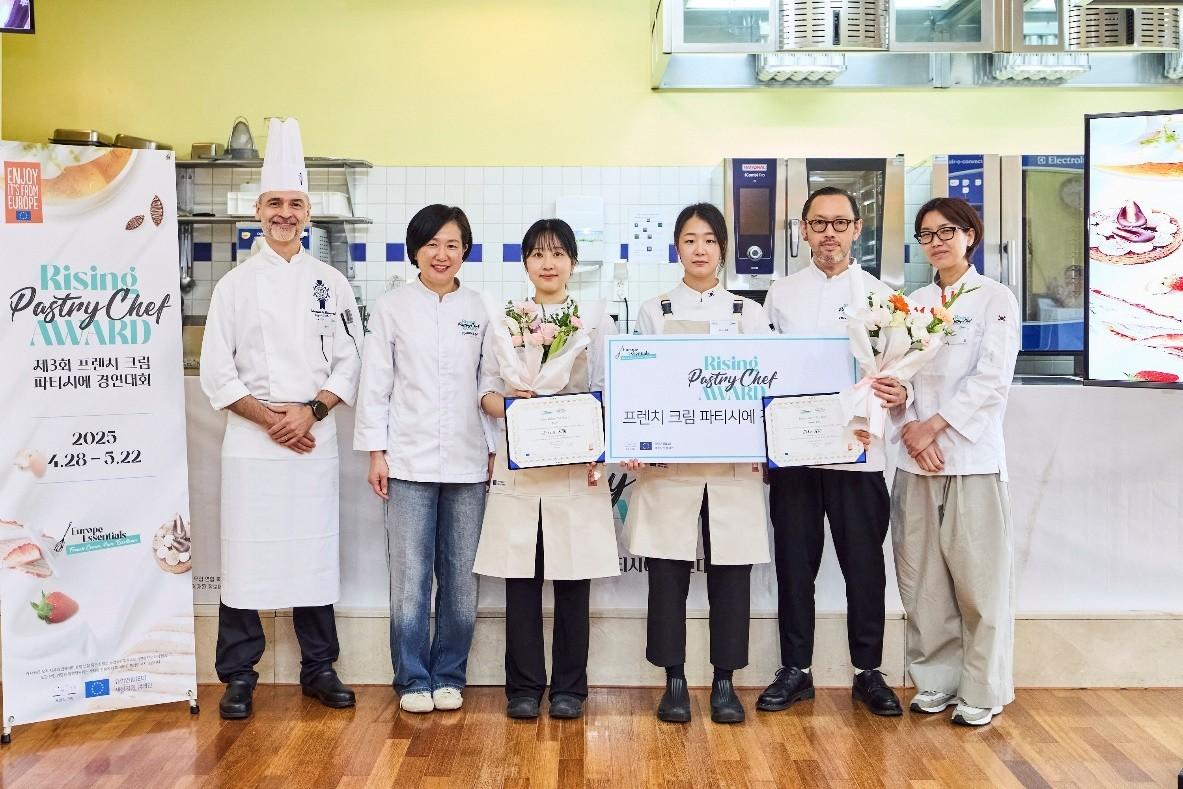 본문 이미지 - 상장을 든 (좌) 준우승 김하늘 셰프, (우) 우승 길지호 셰프와 심사위원들 / 사진=프랑스 국립낙농협의회 제공