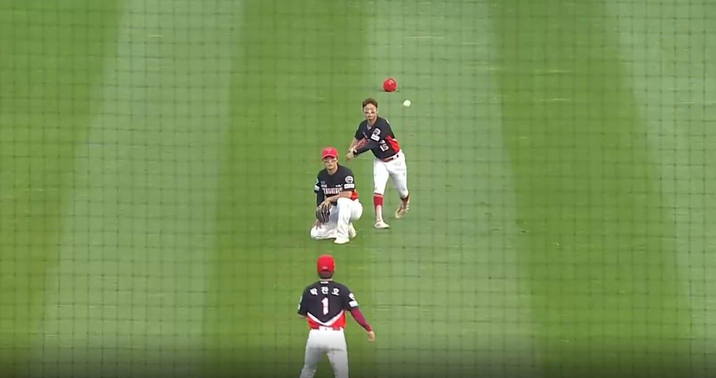 3일 연속 1회에 실책을 쏟아낸 KIA 타이거즈. (티빙 중계화면 캡처)