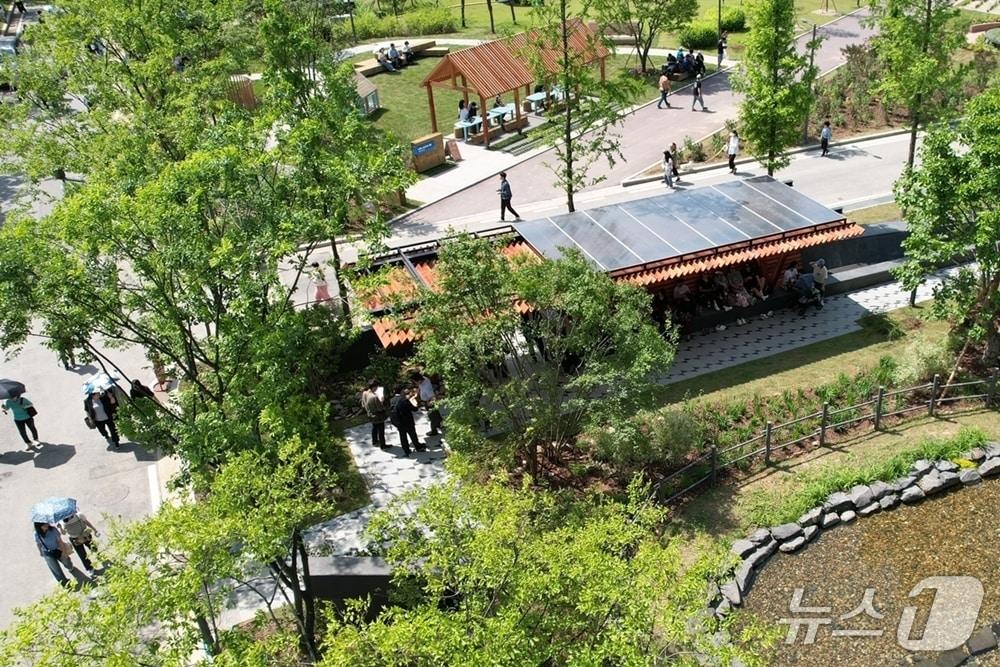 본문 이미지 - 서울국제정원박람회 내 경동나비엔 정원 &#39;정원의 온도&#39; 드론샷 &#40;경동나비엔 제공&#41;