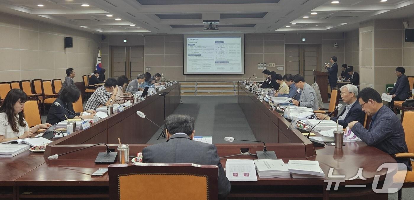 지난 22일 전북도청 종합상황실에서 ‘2025년 제1회 전북자치도 산업단지계획심의위원회’가 개최된 가운데 위원들이 의견을 나누고 있다.&#40;전북자치도 제공. 재판매 및 DB금지&#41;/뉴스1