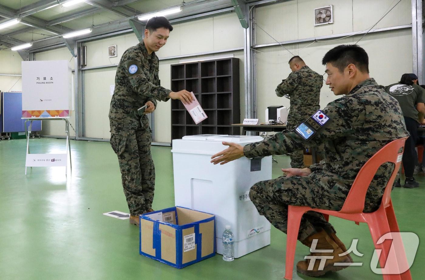  한빛부대 장병들이 투표에 참여하고 있다. (합동참모본부 제공. 재판매 및 DB 금지) 2025.5.23/뉴스1 ⓒ News1