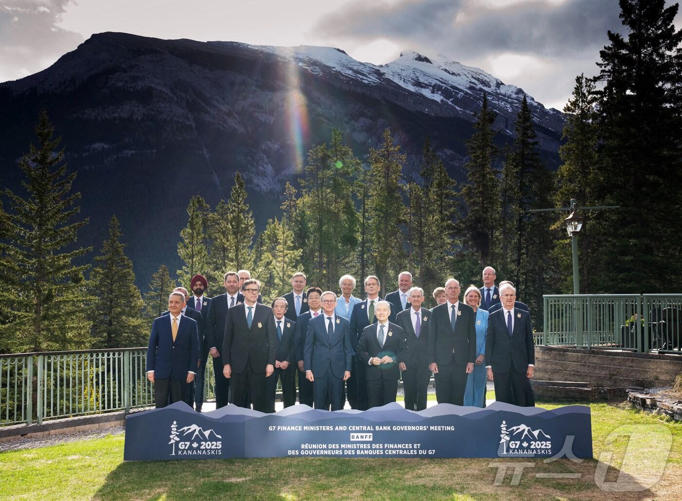본문 이미지 - G7 재무장관들과 중앙은행 총재들이 2025년 5월 21일 캐나다 앨버타주 밴프에서 열린 G7 재무장관 및 중앙은행 총재 회의 중 단체 사진을 촬영하고 있다. 2025.5.21 ⓒ 로이터=뉴스1 ⓒ News1 강민경 기자
