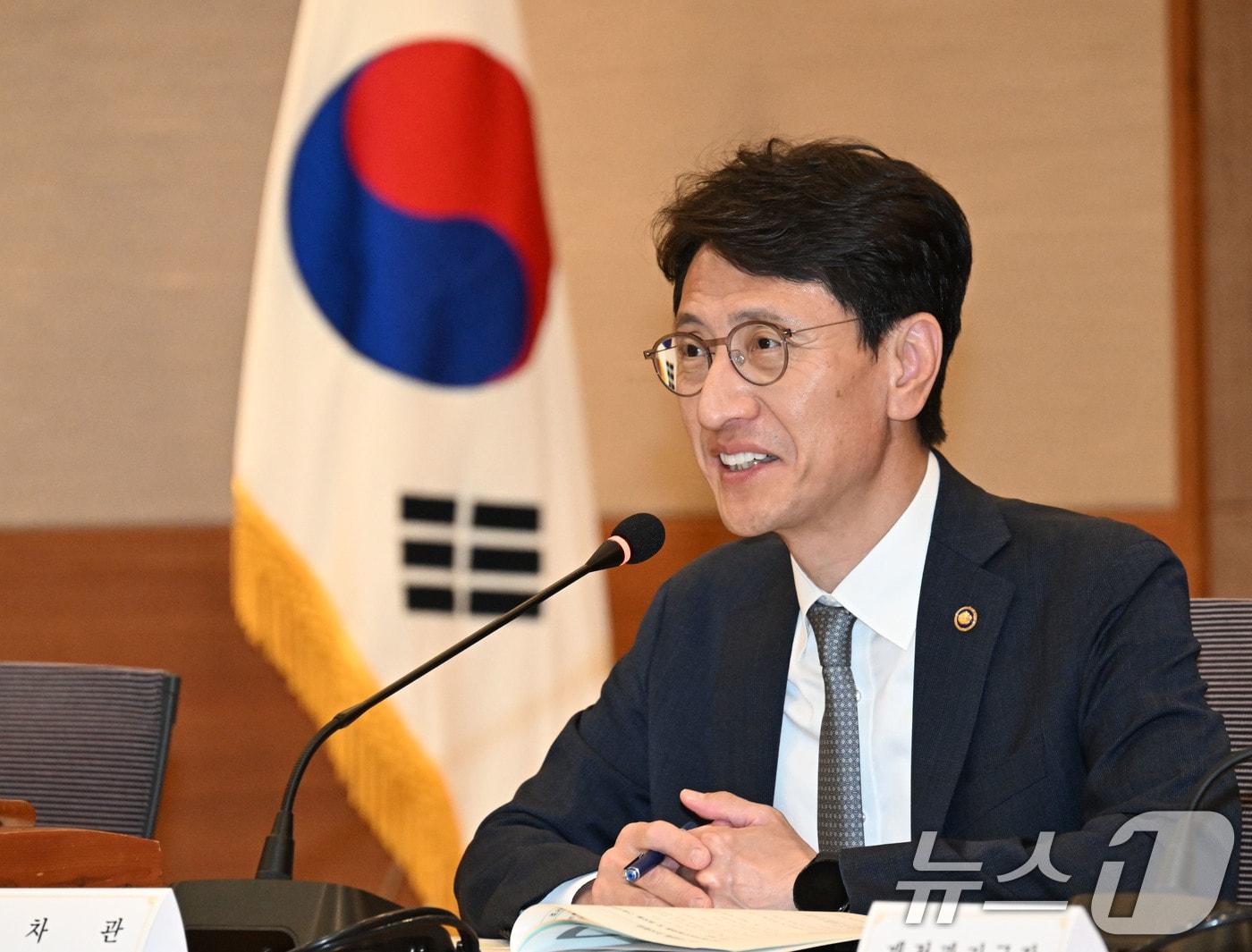 본문 이미지 - 김윤상 기획재정부 차관이 23일 서울 서초구 서울지방조달청에서 열린 '재정사업평가위원회'를 주재하고 있다. (기획재정부 제공. 재판매 및 DB 금지) 2025.5.23/뉴스1