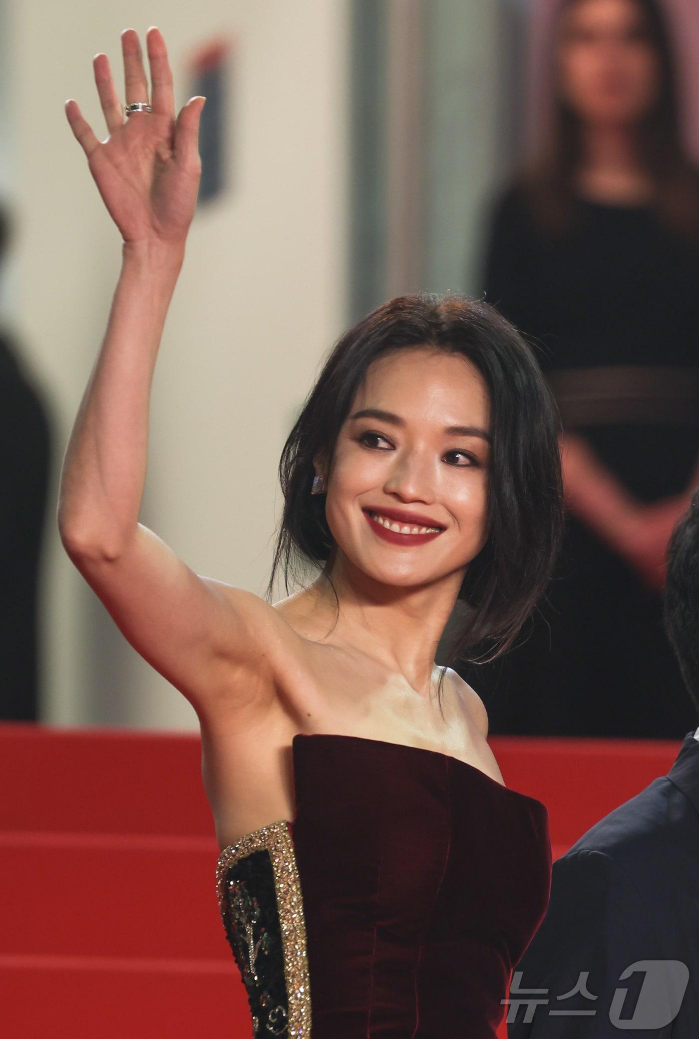 본문 이미지 - 22일(현지시간) 프랑스 남부 소도시 칸(Cannes) 팔레 데 페스티발(Palais des Festivals) 뤼미에르 대극장에서 열린 ‘제78회 칸 국제영화제’ 경쟁 부문 진출작 영화 ‘부활(Resurrection / 광야시대)’의 월드 프리미어 시사회에 참석한 주연배우 서기가 레드 카펫에 올라 손을 흔들며 인사하고 있다. 2025.5.23/뉴스1 ⓒ News1 이준성 기자