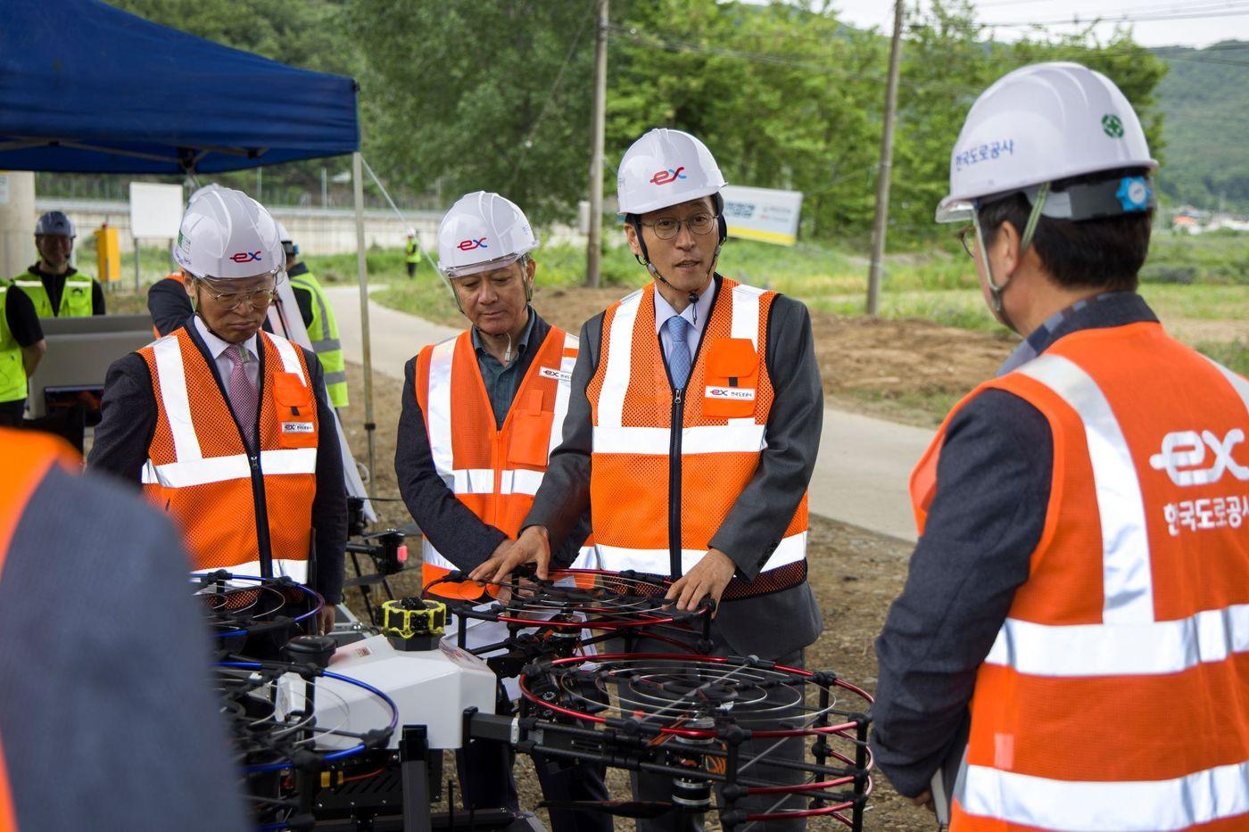 함진규 한국도로공사 사장(오른쪽에서 2번째)이 집중안전점검 현장을 방문하고 있다.(한국도로공사 제공)