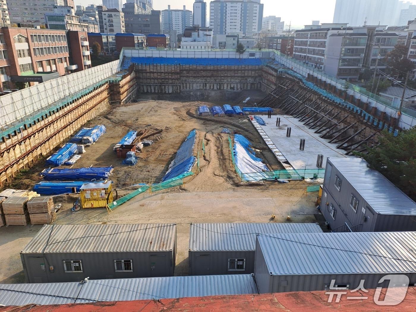 본문 이미지 - 2023년 6월 공사가 중단된 옛 기흥중 다목적체육시설 공사 현장 모습.(용인시 제공)