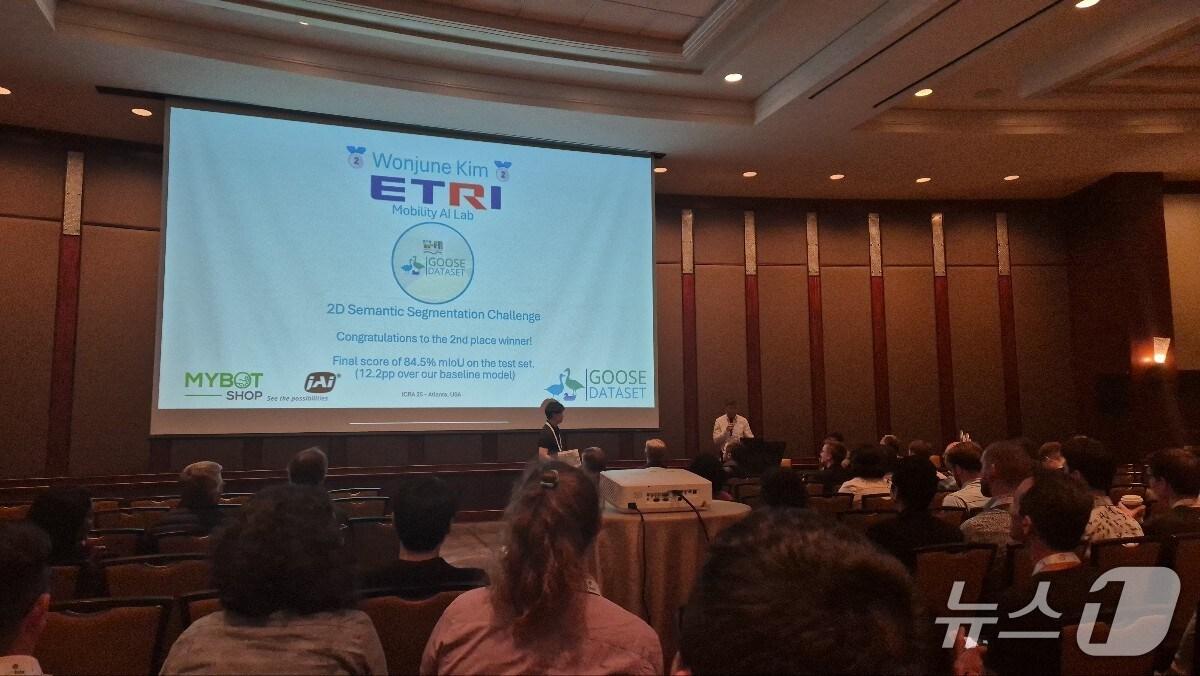 본문 이미지 - ETRI가  국제 로봇 자동화 학술대회(ICRA) 필드 로보틱스 워크숍에서 진행된 'Goose 2D 의미론적 분할 챌린지'에 참가해 세계 2위를 차지했다.(ETRI 제공) /뉴스1