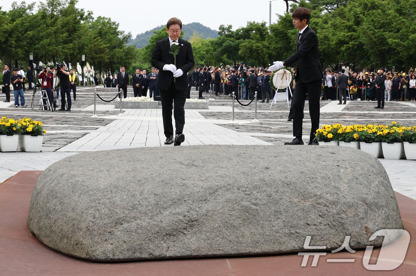 본문 이미지 - 이재명 더불어민주당 대통령 후보가 고(故) 노무현 전 대통령 서거 16주기인 지난해 5월 23일 경남 김해시 진영읍 봉하마을 노 전 대통령 묘역을 찾아 헌화하고 있다. (공동취재) 2025.5.23 ⓒ 뉴스1 이재명 기자