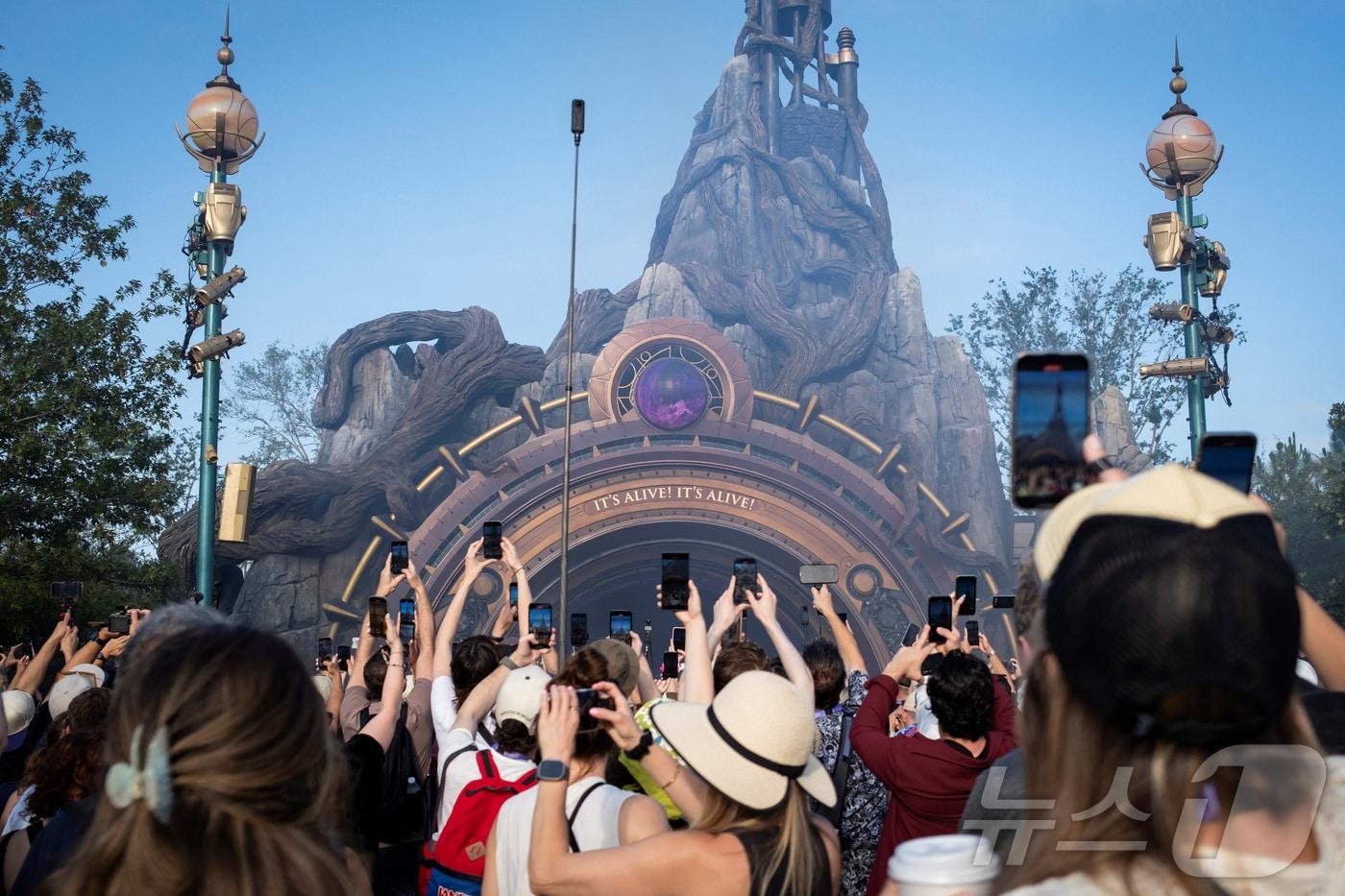미국 플로리다주 올랜도에 새로 생긴 유니버설 스튜디오의 역대 최대 규모 테마파크 '에픽 유니버설'에서 사람들이 사진을 찍고 있다. 2025.05.21 ⓒ 로이터=뉴스1 ⓒ News1 정지윤 기자