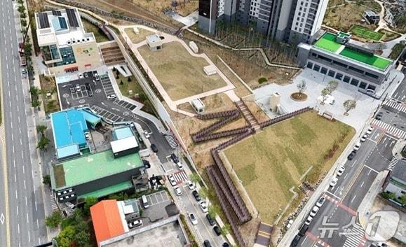 본문 이미지 - 강원 원주시 민간 중앙근린공원 2구역 중 어린이도서관과 잔디마당 자료 사진. (원주시 제공. 재판매 및 DB금지) 2025.5.23/뉴스1