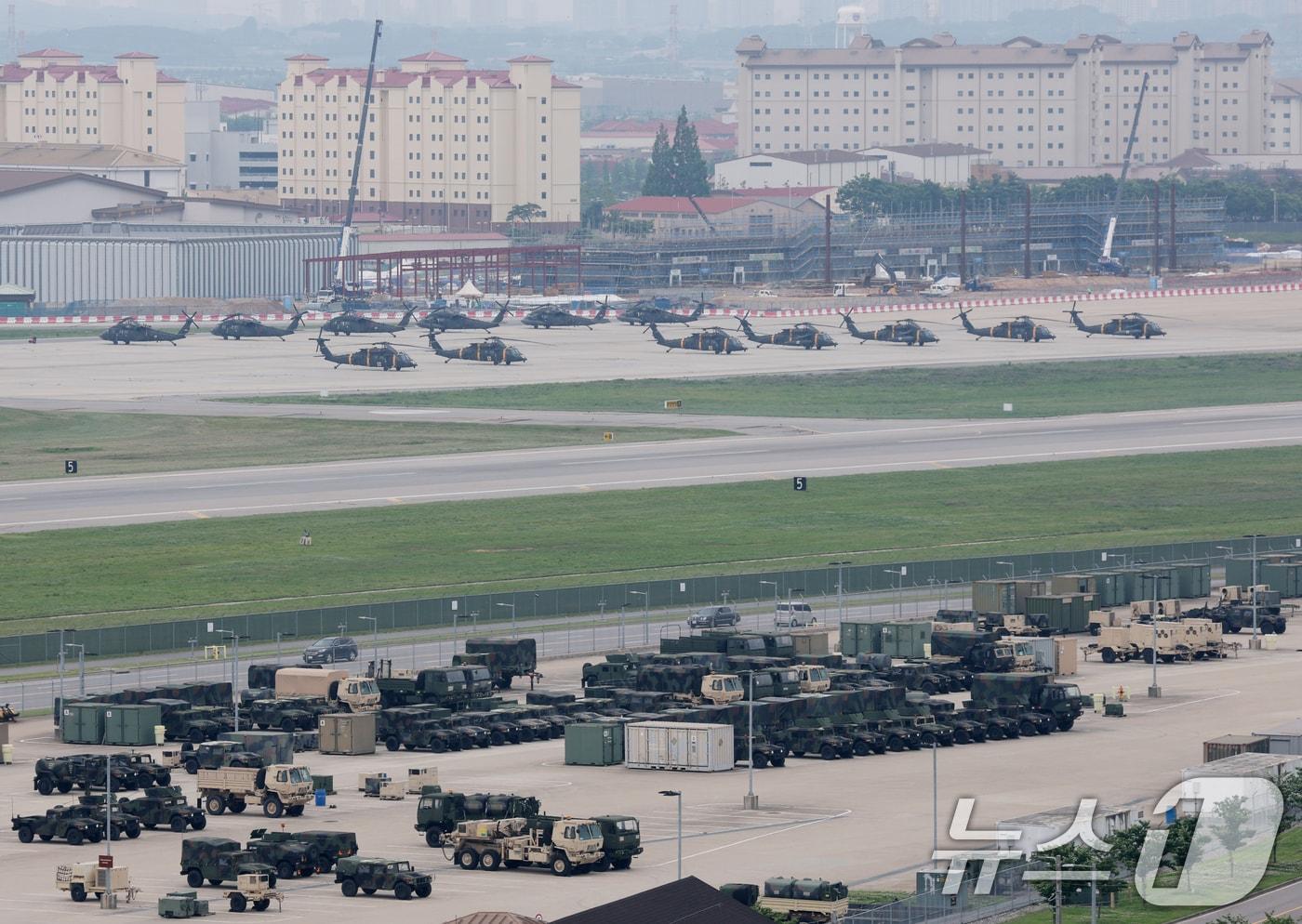 23일 경기 평택시 팽성읍 주한미군기지 캠프 험프리스에 군용 차량과 미군 헬기 등이 정렬해 있다. 2025.5.23/뉴스1 ⓒ News1 김영운 기자